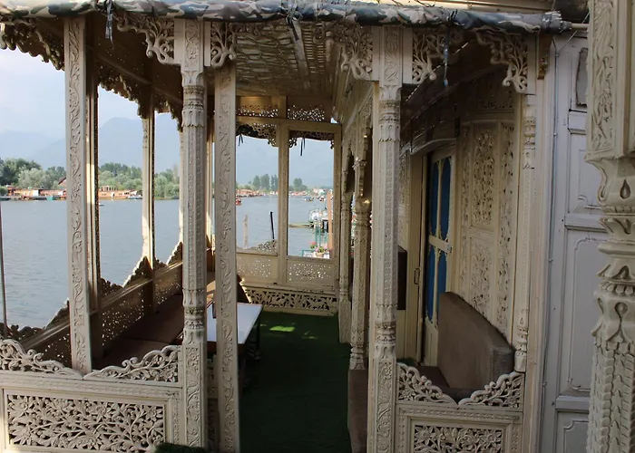 Swan Heritage Houseboats