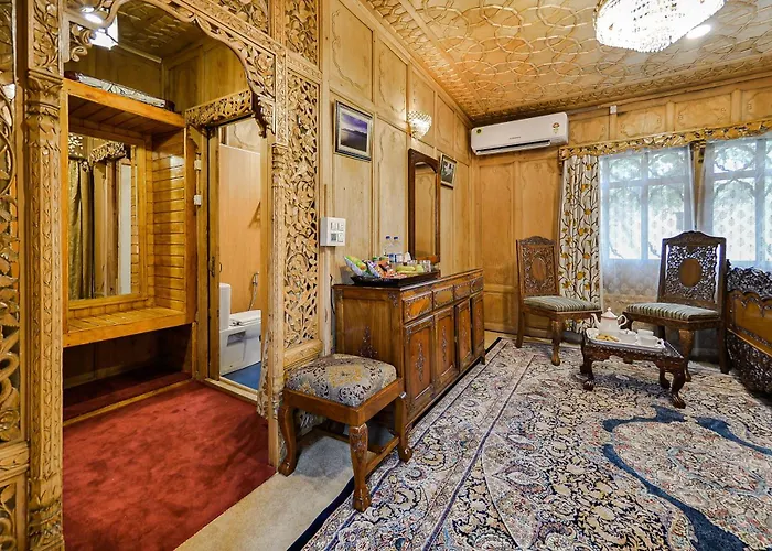 Dastan Heritage Houseboats
